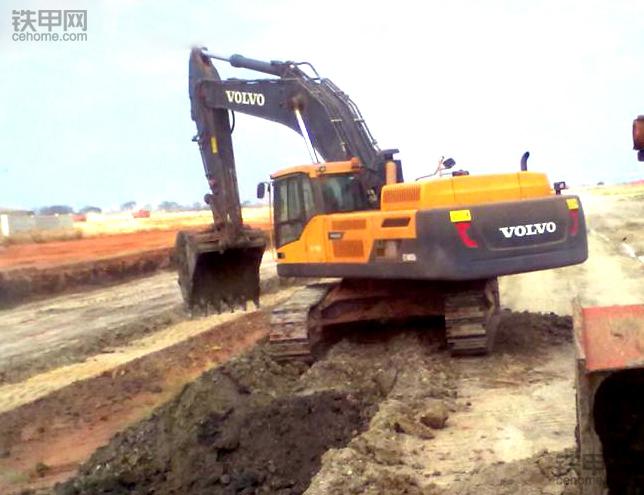 我在非洲开挖机:车坏了没法修,时刻提防打劫盗窃