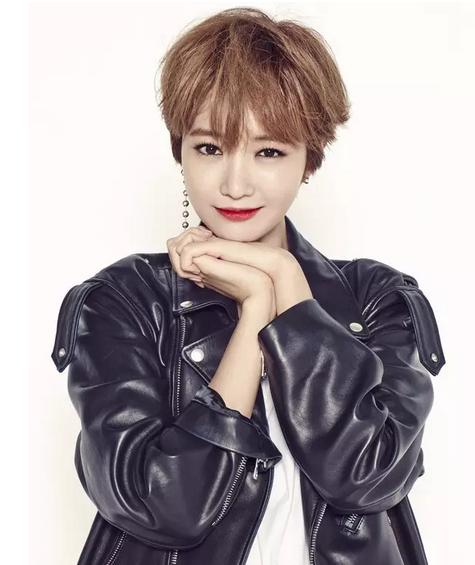 适合40-50岁圆脸中长发发型,适合圆脸微胖女生发型中长卷发