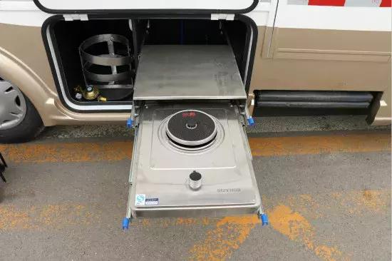 有车有房更有家人的陪伴,有床有车有油还可以烤菜的房车