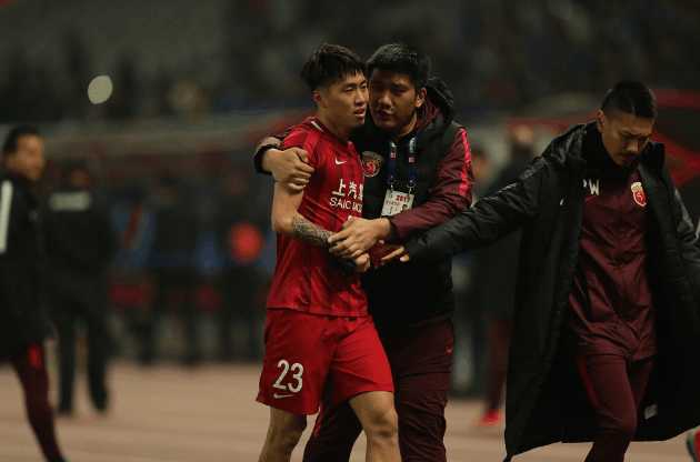 裁判吹响比赛结束哨音给点球,裁判吹响了终场哨声