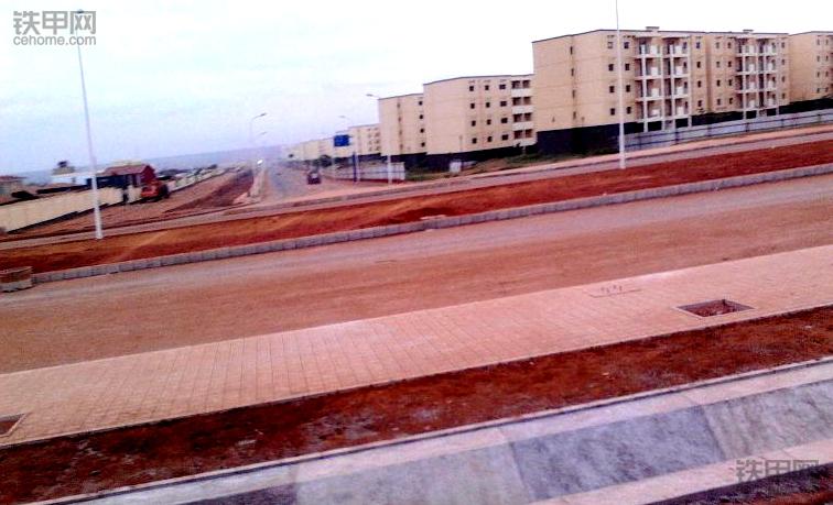 我在非洲开挖机,4：挖机坏了没法修，时刻提防被抢劫