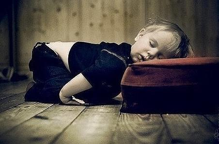 小孩睡觉前总是哭闹解决办法,孩子晚上睡觉前哭闹快速解决方法