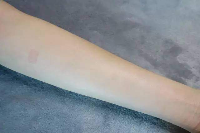 何以解忧点墨妆容,何以解忧唯有香水