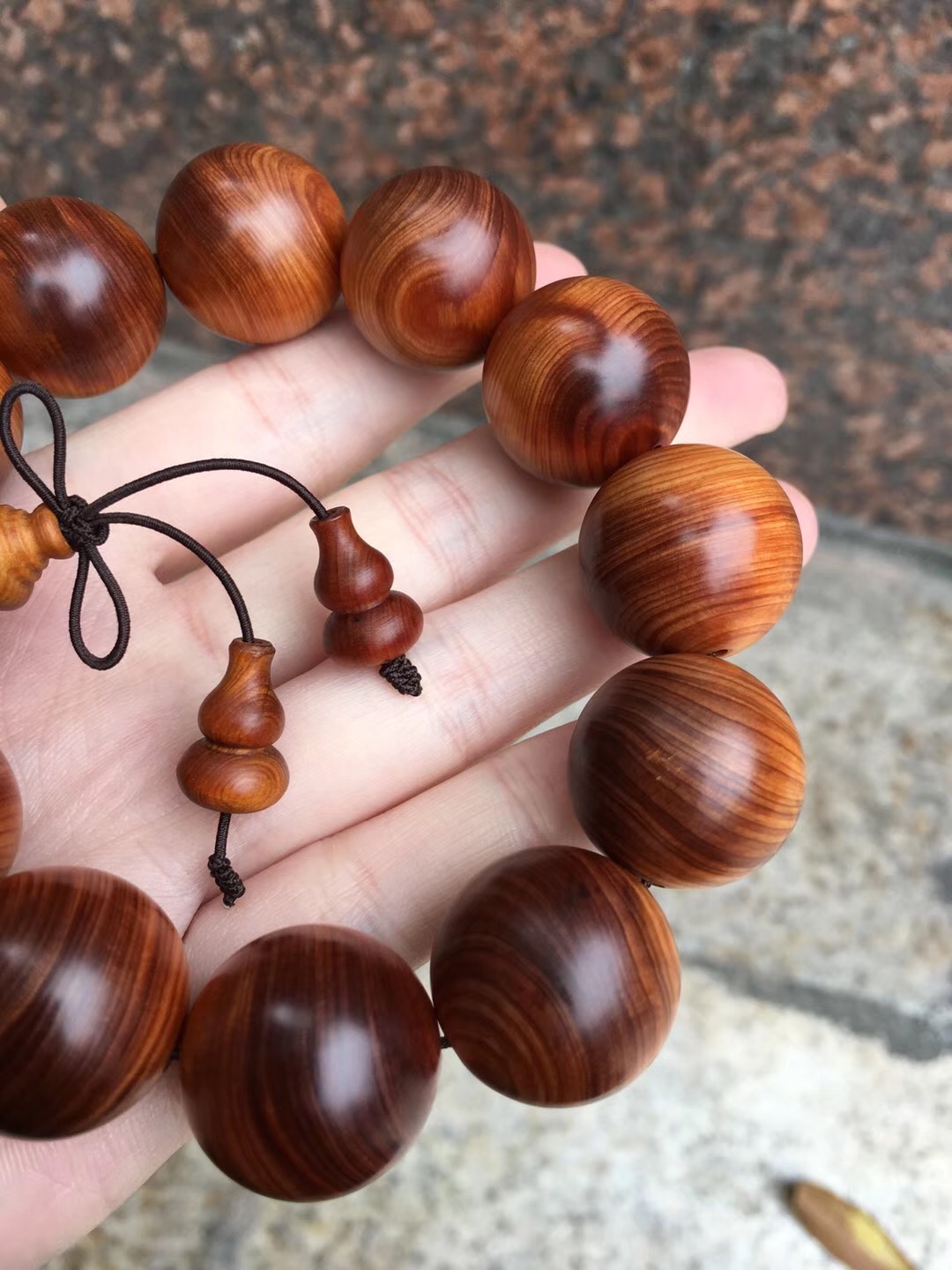 造假瘤疤崖柏手串,崖柏瘤疤手串为何会有小洞