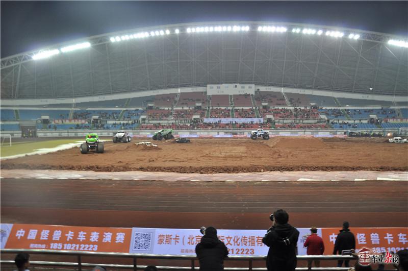 轮胎比人高的工程车,轮胎比人高的大货车