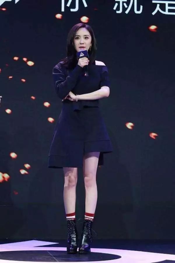 周冬雨同款白色袜子,周冬雨穿袜子教程