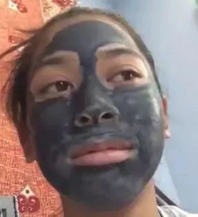 在家敷了片面膜，被狗子看到后，竟被...