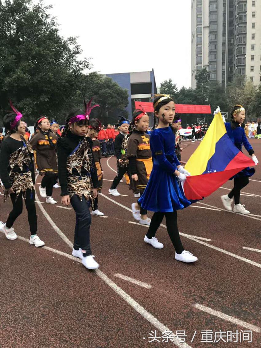 一年级行进式入场式创意表演,小学生运动会入场展示创意小火车