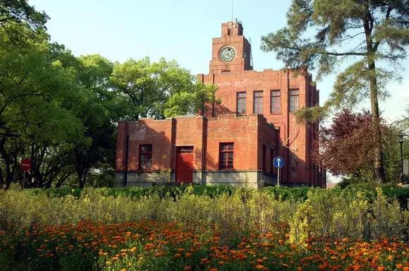 借得一把西湖伞，莫负江南雨一蓑