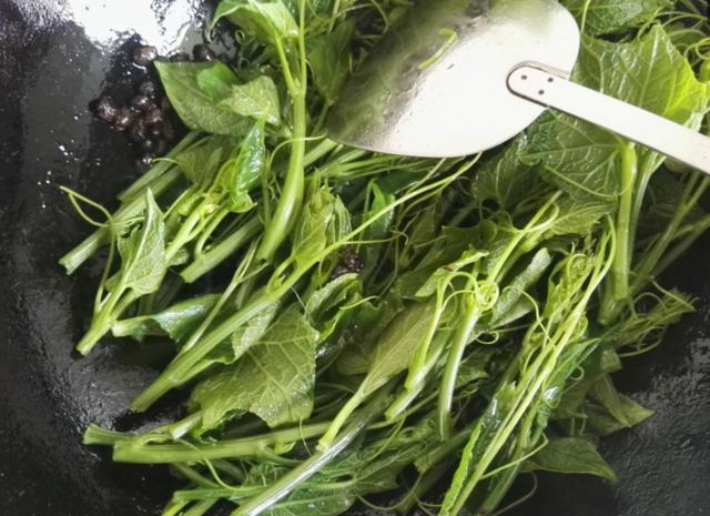 这5种蔬菜宁可扔了都别吃,这4种蔬菜建议不要买来吃