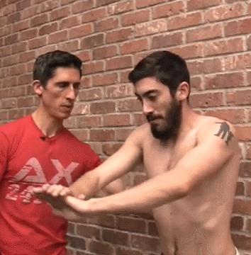 肩胛骨突出怎么矫正健身,肩胛骨突出做什么动作改善