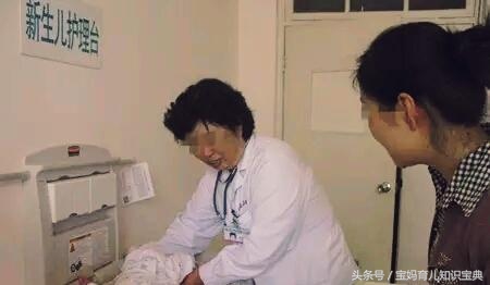 刚出生的婴儿尿布上有血迹,刚出生的女婴尿布