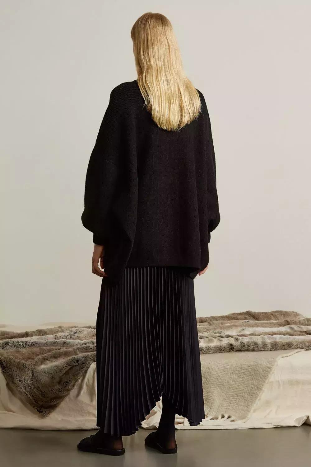 冬天纯色毛衣的高级穿搭,秋冬人手一件的毛衣怎么穿更好看