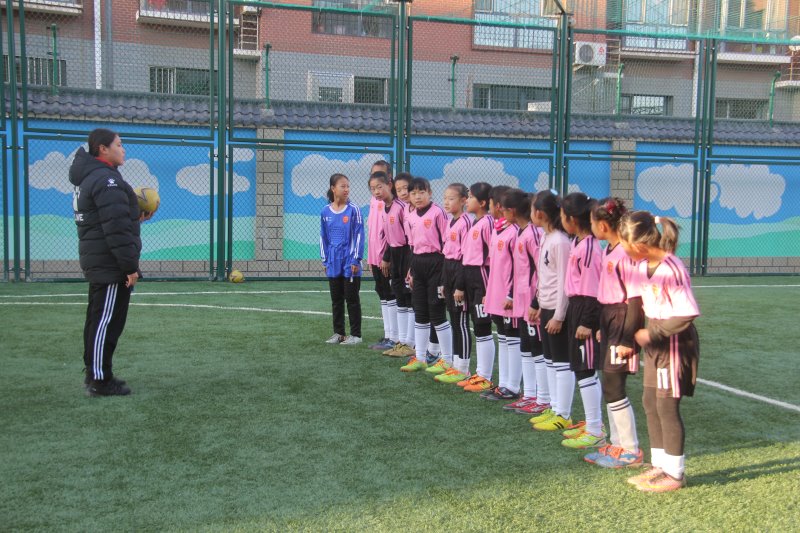 城事｜千里之行始于“足”下回民区钢铁路第二小学举行笼式足球场启动仪式