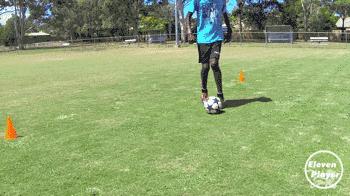 足球多人参与的运球控球训练,足球训练10个基本动作