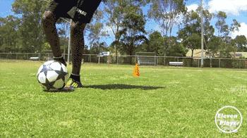 足球多人参与的运球控球训练,足球训练10个基本动作