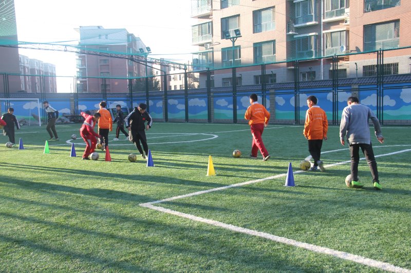 城事｜千里之行始于“足”下回民区钢铁路第二小学举行笼式足球场启动仪式