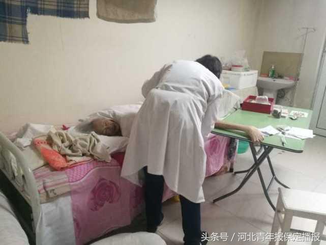 诊室里的“别样风景”——保定甄大夫带着九旬母亲上班