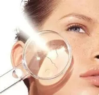 脸上起红疹是什么原因引起,脸上起红疹是什么原因引起的