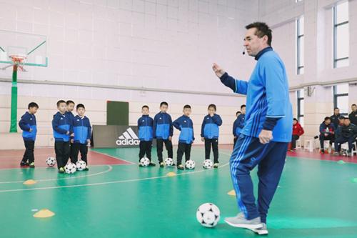 亚马逊与Facebook连出手布局体育媒体,惠若琪亲承不久将退役|懒熊早知道