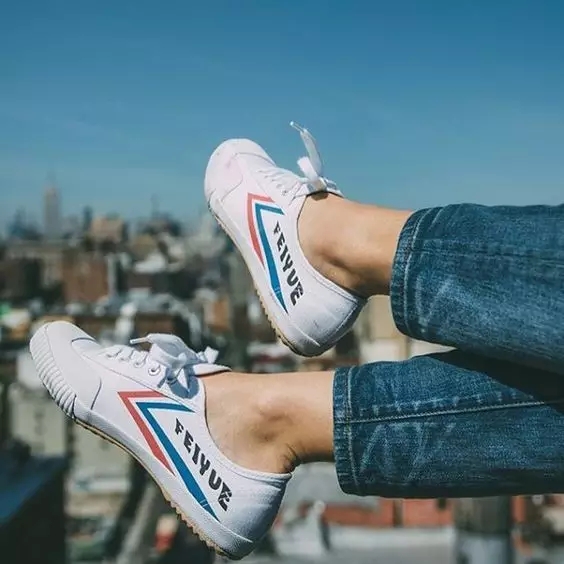 再红红不过小白鞋