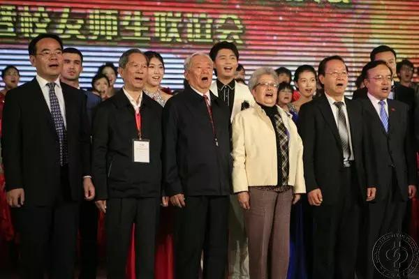 发贺信送茅台唱流行歌，领导人和母校都有啥故事？