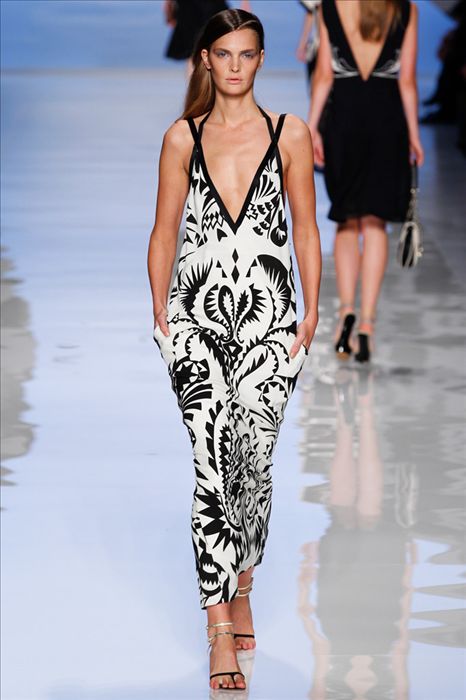 影响服装廓形的重要部位,影响服装颜色的因素