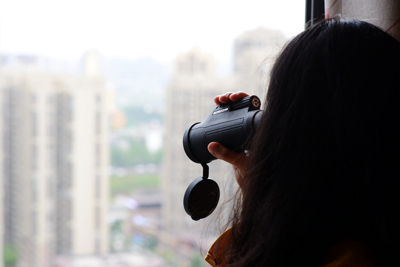 对面妹纸动态全掌握，10X42倍的望远镜体验