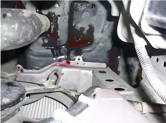 开车突然有烧焦的味道,下雨天开车有烧焦的味道