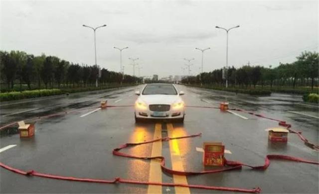 日本人也迷信，数十辆比亚迪K9进口日本，请阴阳师祈福！