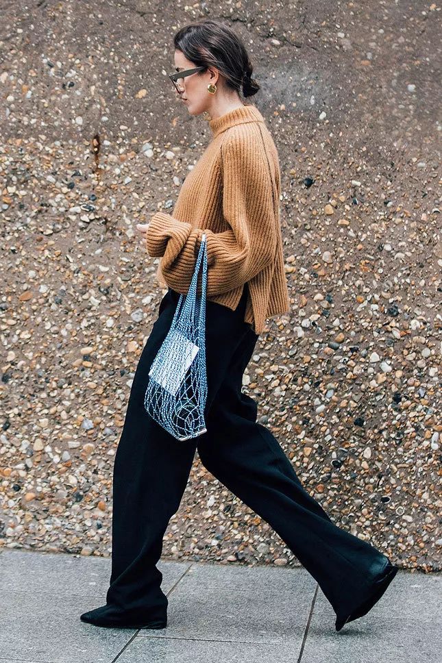 曾经大人们装零钱的小拎包、买菜的渔网兜，如今我们都快买不起了