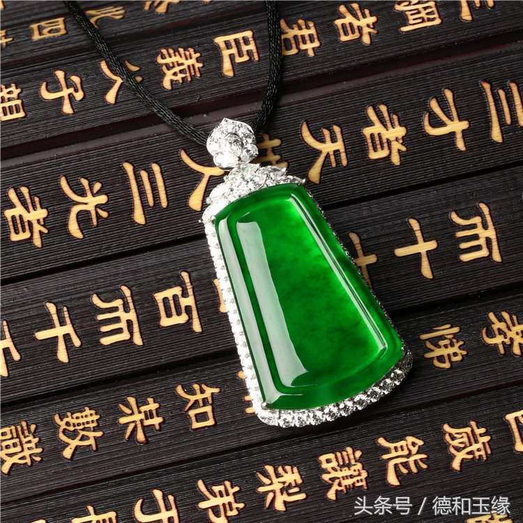 翡翠无事牌来历,揭秘翡翠不为人知的猫腻