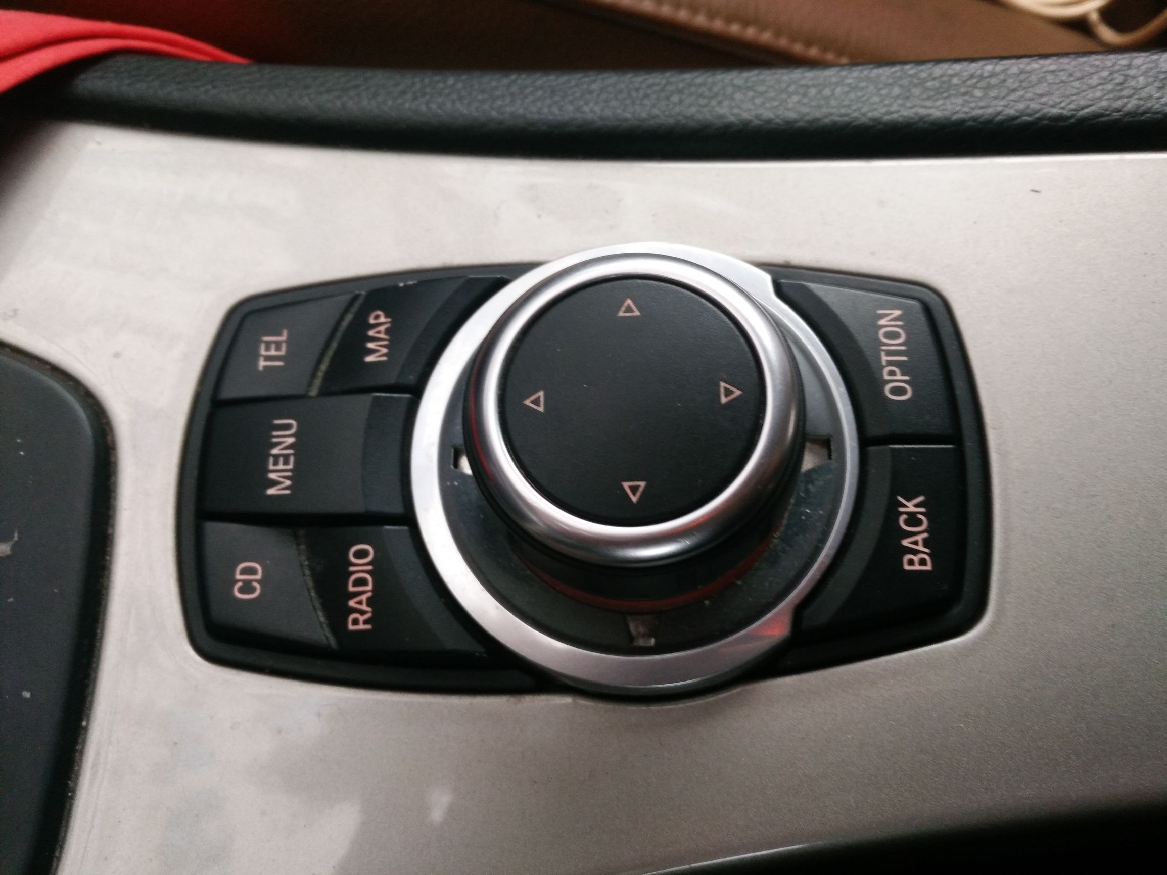 2011年的宝马320烧机油漏机油吗,11年宝马320官方建议加多少机油