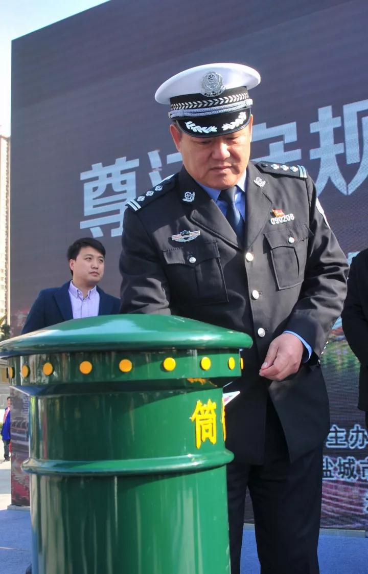 122全国文明交通安全日启动仪式,122全国交通安全日交警来到校园