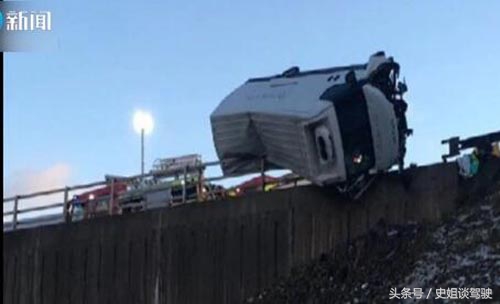 警察拽住悬空汽车,交警化身超人救被困市民