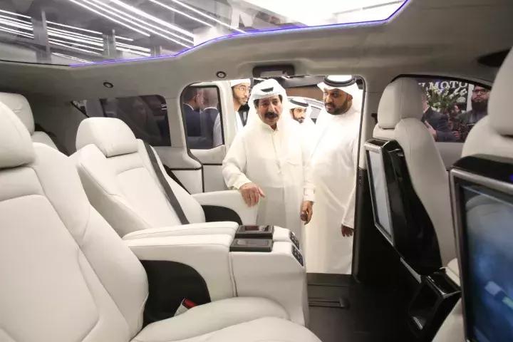 在迪拜繁华的CityWalk街区展厅，我看到了一辆中国品牌的电动车