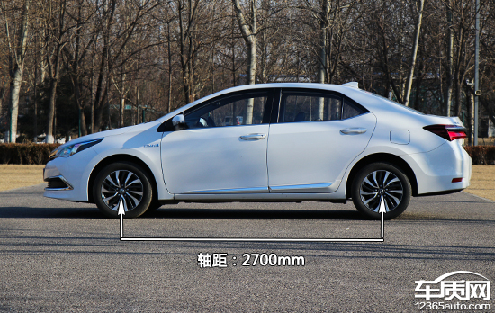 卡罗拉双擎旗舰版空间坐人实测,沉浸式体验卡罗拉双擎2017款