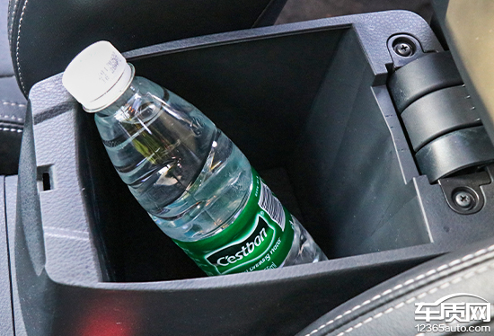 卡罗拉双擎旗舰版空间坐人实测,沉浸式体验卡罗拉双擎2017款