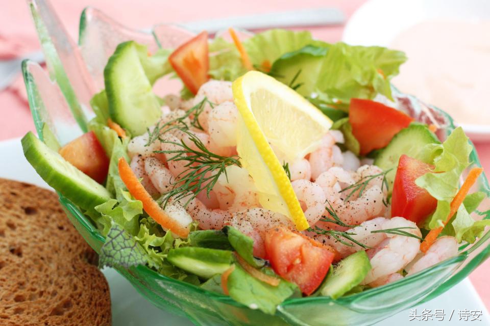 英国女王一顿饭吃多少道菜,英王室女王圣诞节