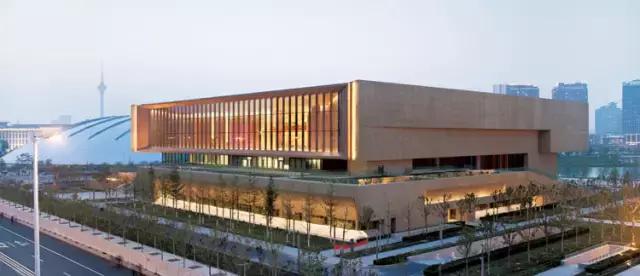 耗时40年,花费300万购置千件中华*物文**,这个美国人偏要捐给中国