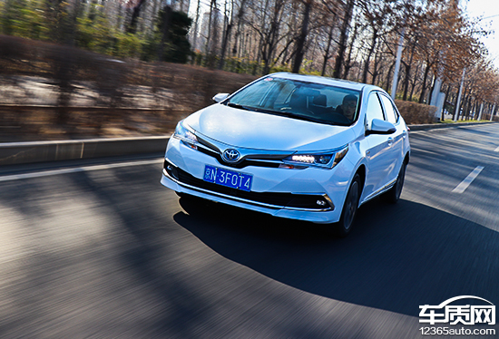 卡罗拉双擎旗舰版空间坐人实测,沉浸式体验卡罗拉双擎2017款