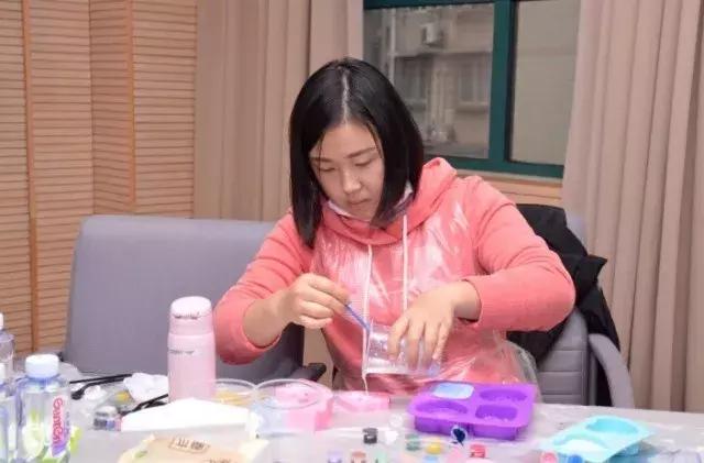 芳香生活、健康手作——记定海路街道团工委DIY石膏香薰制作活动
