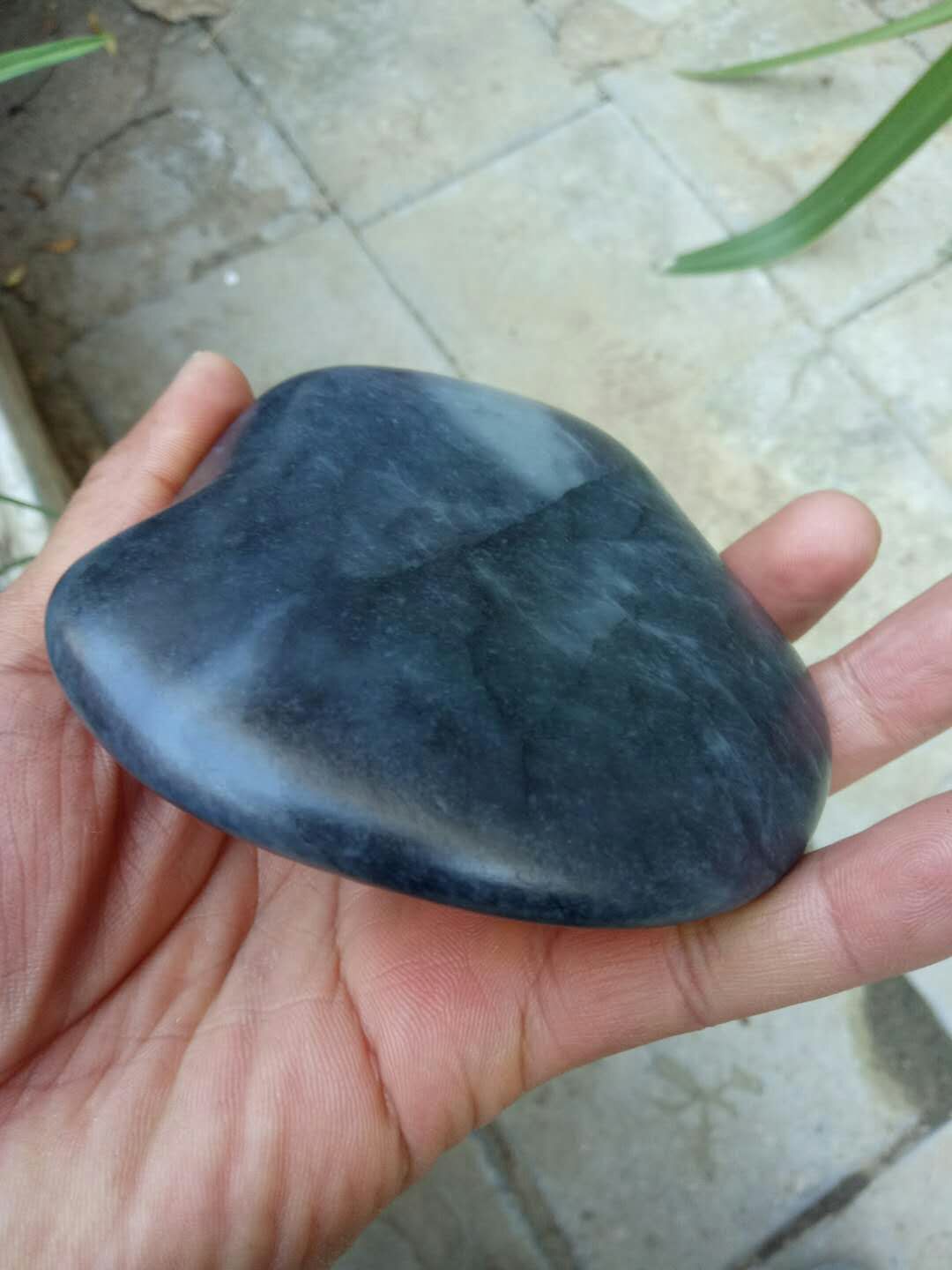 巴掌大的玉矿石值多少钱,巴掌大的玛瑙原石能卖多少钱