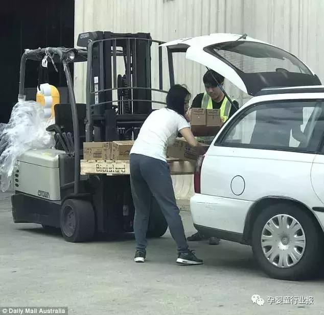 媒体曝光海外奶粉,澳媒报道抢奶粉