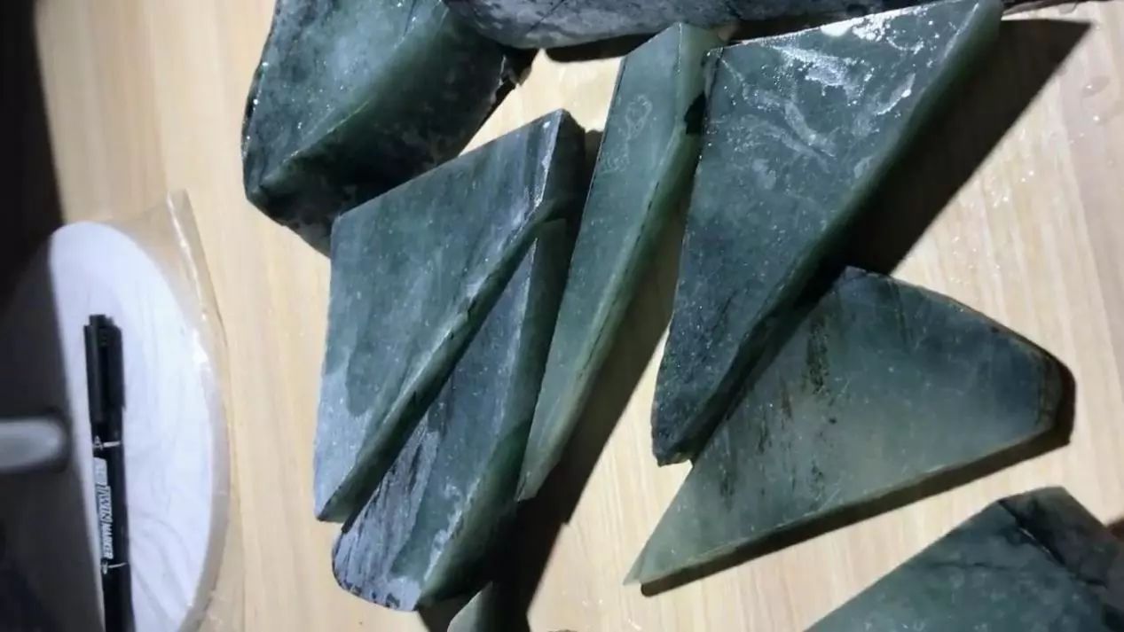 6000入手的莫西沙翡翠原石,2万拿下的莫西沙翡翠原石