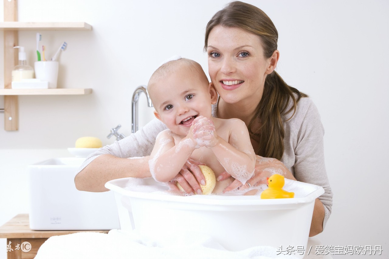 用母乳给宝宝洗脸有什么好处,新生儿可以用母乳给她洗脸吗