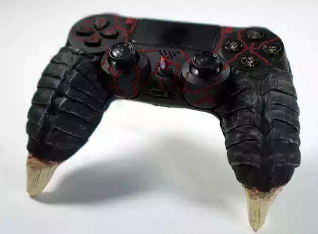 当你在玩游戏时，这些人已经把游戏手柄玩出花来了