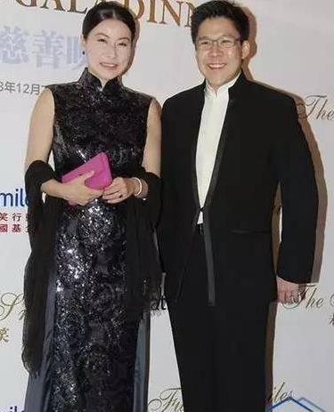 两位千亿阔太的差距：钻戒豪车pk20元地摊货