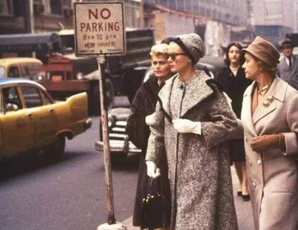 宁可捂出汗，王菲也要带着它！果然，能流行近百年真不是吹的！