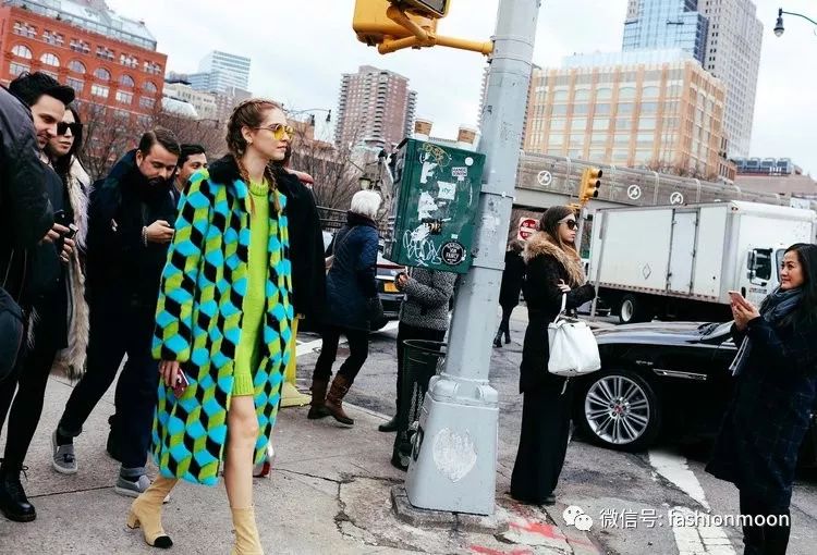 时髦潮女孩冬季穿搭攻略 (圣诞色彩搭配什么衣服)